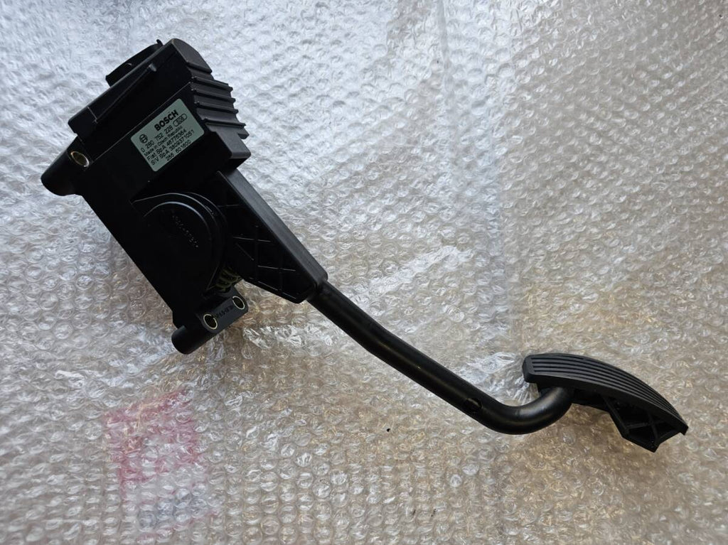 【中古パーツ】 アルファロメオ156 中期 セダン 2.0JTS 右H 5MT アクセルペダル AS240912‐F