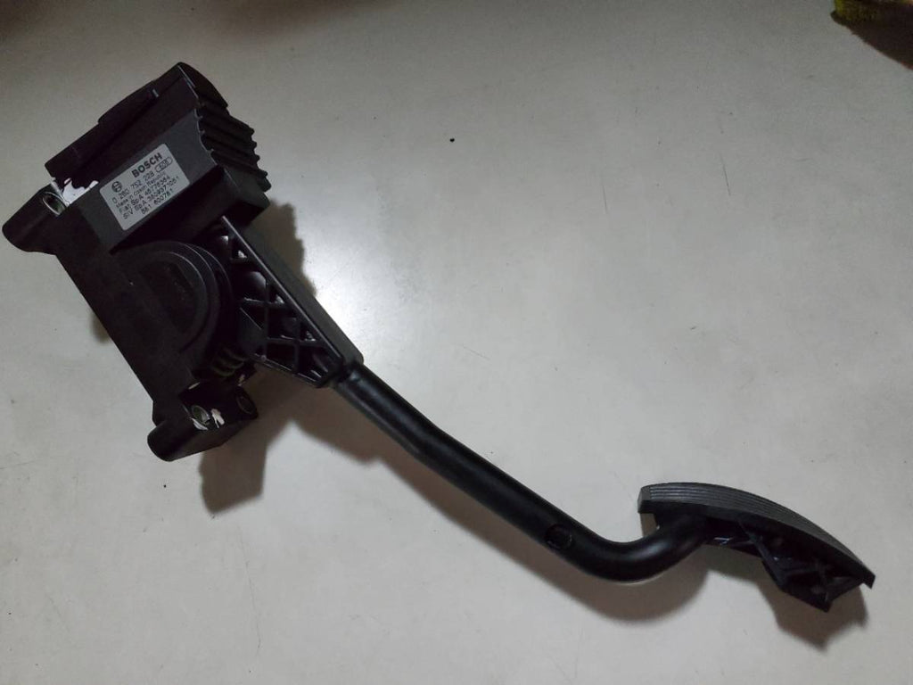 【中古パーツ】 アルファロメオGT JTSセレ 右H アクセルペダルASSY 46776364 DS221202-A