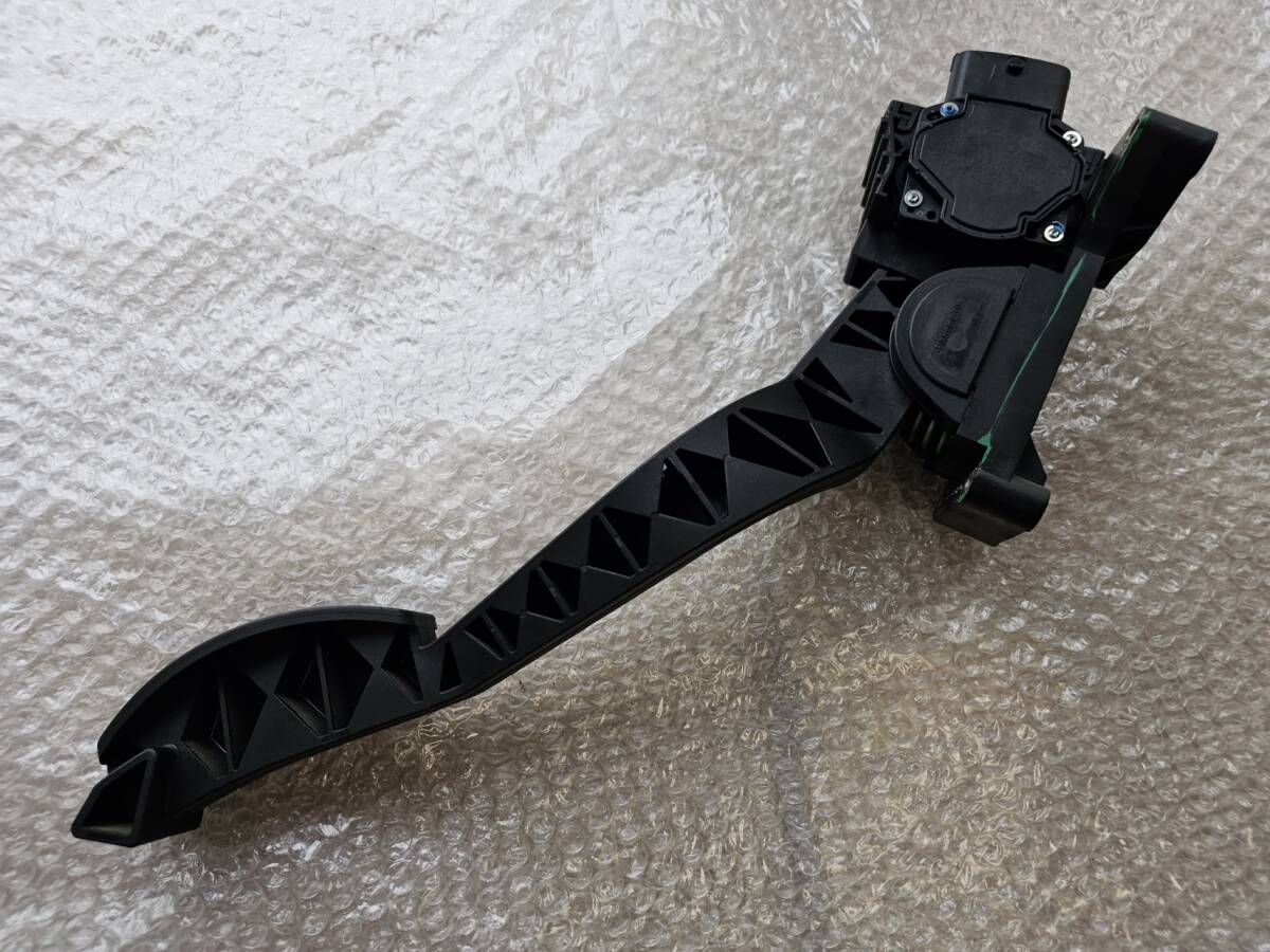 【中古パーツ】 アルファロメオ147 左ハンドル MT用 アクセルペダル AS240829-H