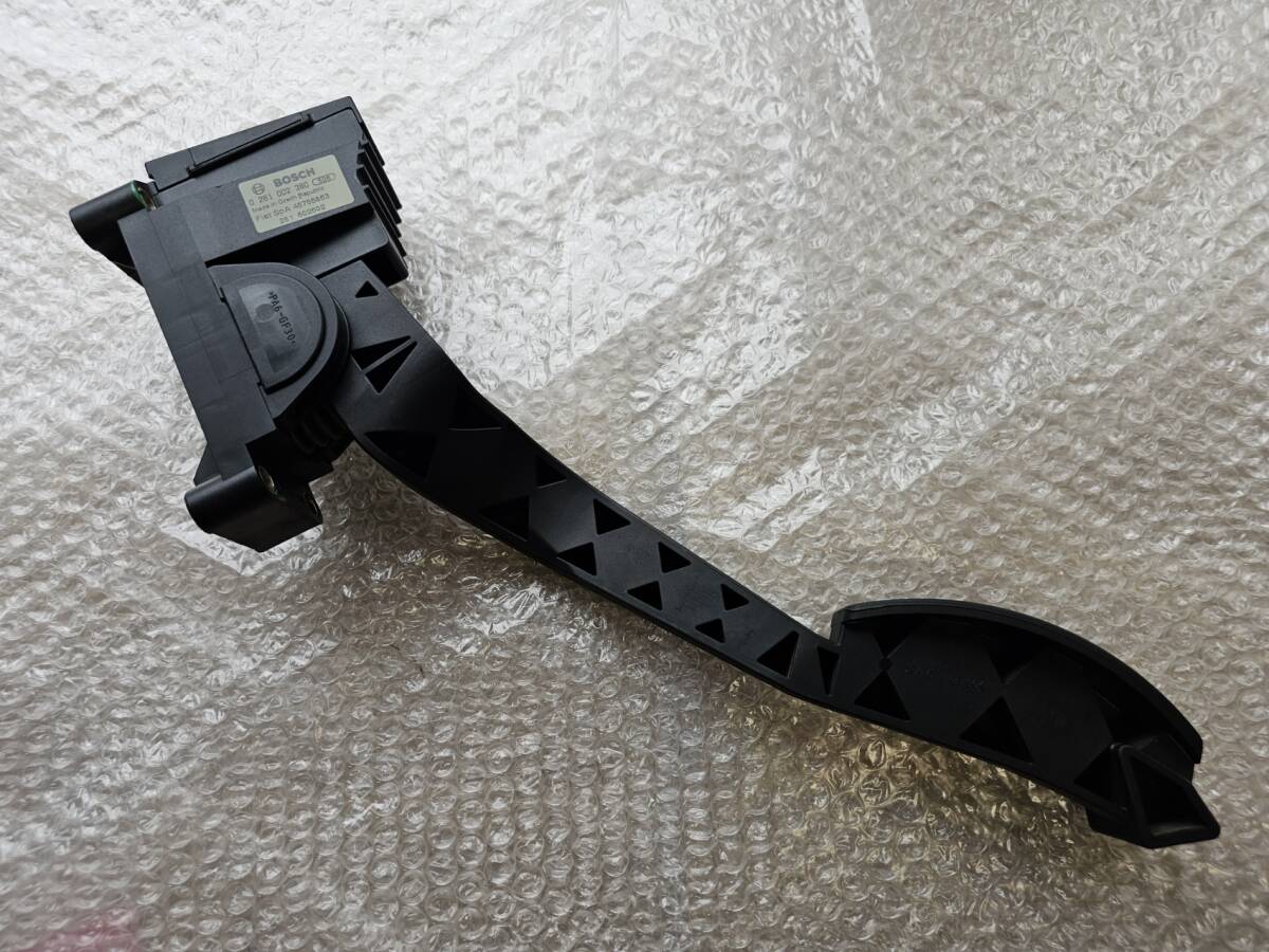【中古パーツ】 アルファロメオ147 左ハンドル MT用 アクセルペダル AS240829-H