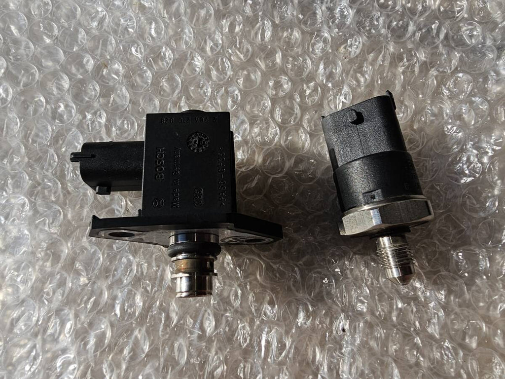 【中古パーツ】 アルファロメオ156 中期 セダン 2.0JTS フューエルプレッシャーレギュレーター/センサー セット AS240912‐C