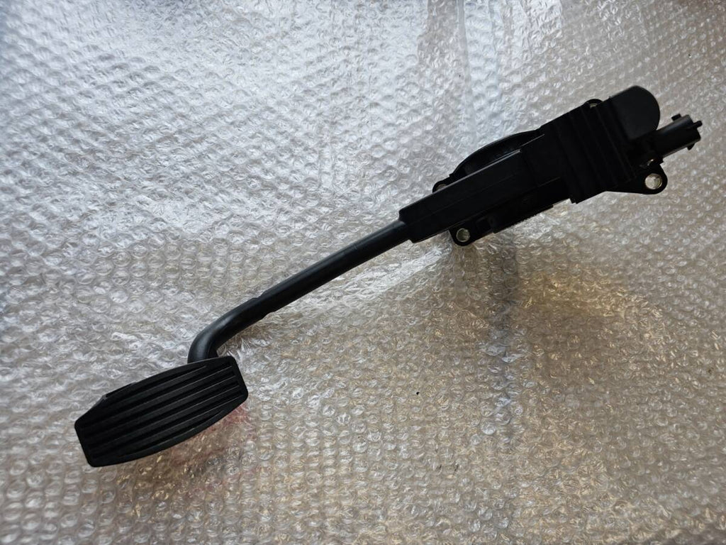 【中古パーツ】 アルファロメオ156 中期 セダン 2.0JTS 右H 5MT アクセルペダル AS240912‐F