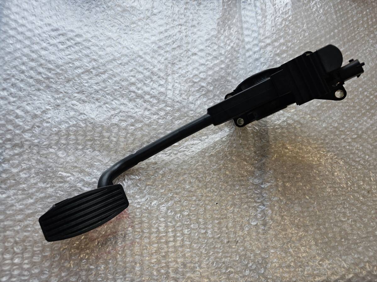 【中古パーツ】 アルファロメオ156 中期 セダン 2.0JTS 右H 5MT アクセルペダル AS240912‐F