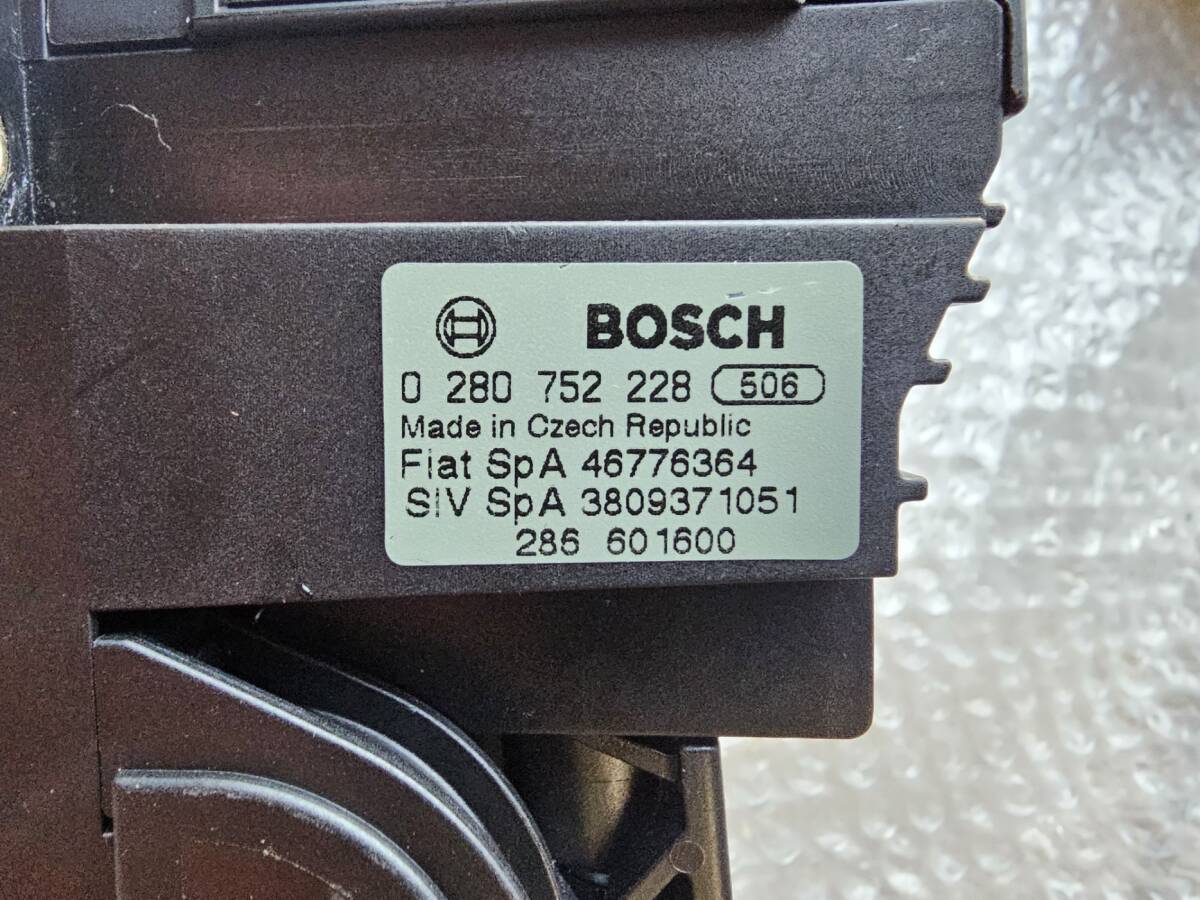 【中古パーツ】 アルファロメオ156 中期 セダン 2.0JTS 右H 5MT アクセルペダル AS240912‐F