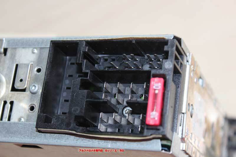 【中古パーツ】 アルファロメオ147　純正オーディオ　（コードカード付き）　ガンメタ　AS251013