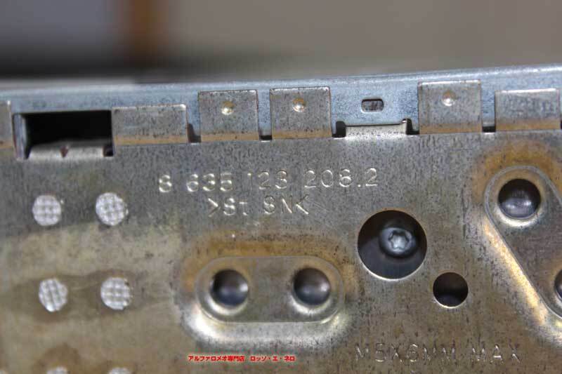 【中古パーツ】 アルファロメオGT　純正オーディオ （コードカード付き) Y251031a