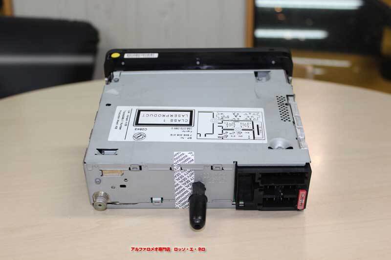 【中古パーツ】 アルファロメオ159/ブレラ　純正オーディオ　（コードカード付き)　Y260506c