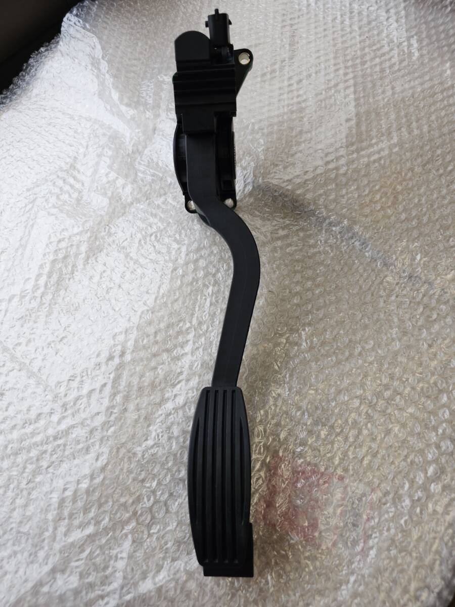【中古パーツ】 アルファロメオ147 左ハンドル MT用 アクセルペダル AS240829-H