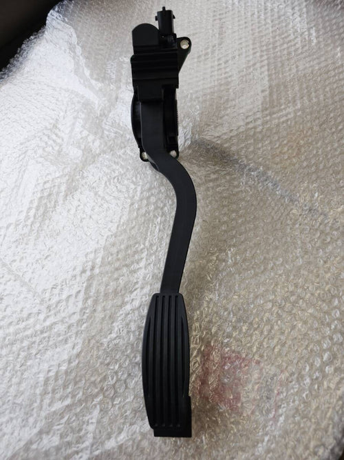 【中古パーツ】 アルファロメオ147 左ハンドル MT用 アクセルペダル AS240829-H