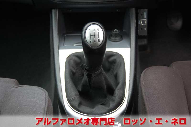 アルファロメオ147　後期・1.6ツインスパーク　5MT・5ドア・ホワイト　社外17インチＡＷ